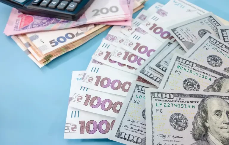 НБУ різко підняв валютні ліміти для українців: скільки тепер можна витрачати за кордоном
