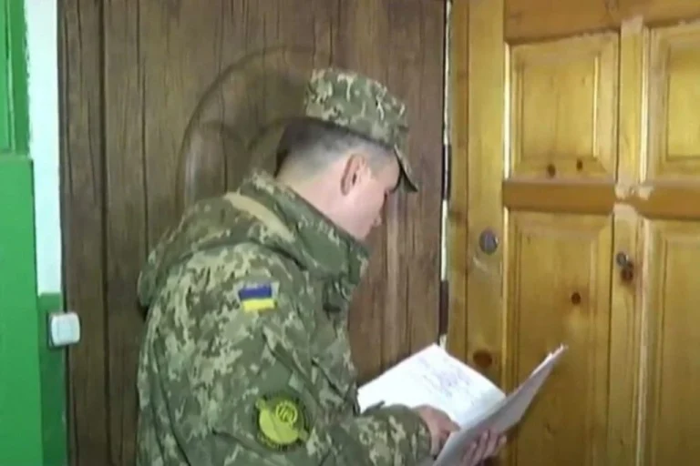 Чоловіків 18–60 років за кордоном чекають нові правила: рішення уряду