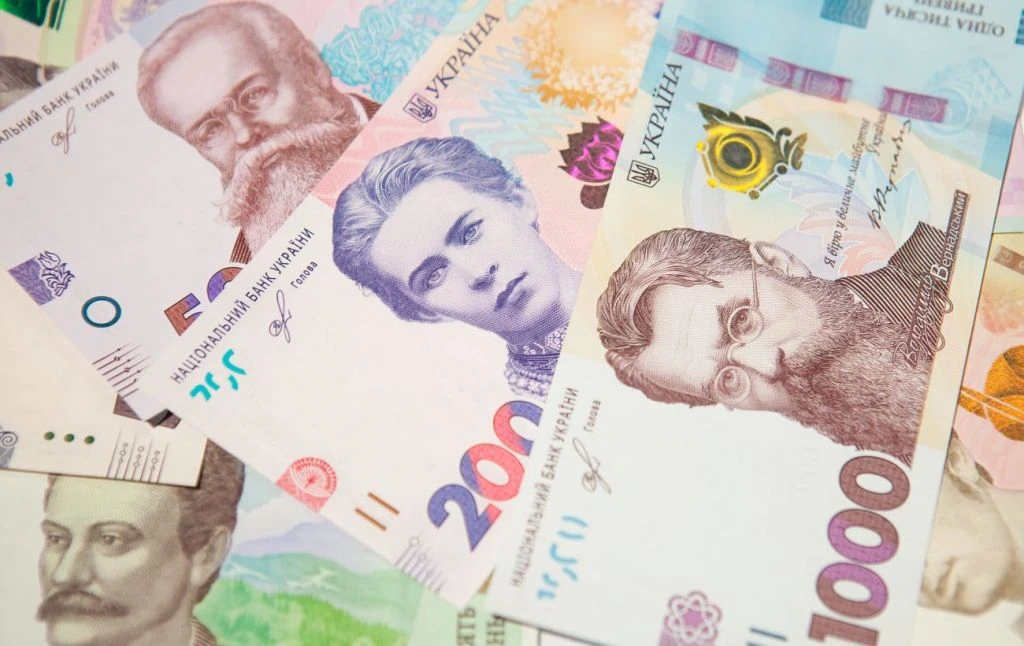 Старі 100 гривень вилучають з обігу: чи зможуть українці ними розраховуватися