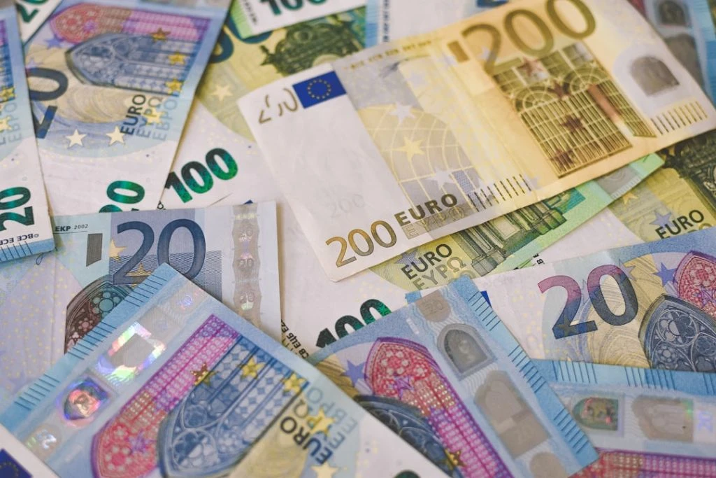 Гроші можуть затримати на кордоні: яку суму українці можуть перевозити без декларації